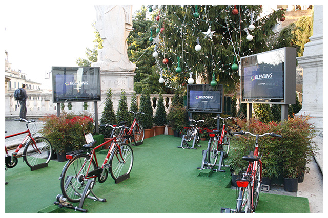 Albero di Natale del Campidoglio illuminato con l'energia elettrica prodotta da 6 biciclette 